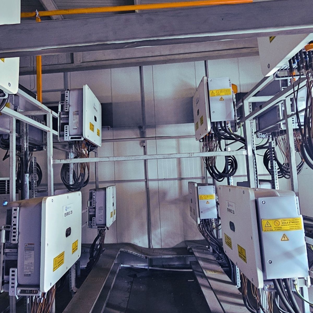 490 kW GES sahasında sıralı dizilmiş güneş enerjisi inverterleri ve inverter odası soğutma ünitesi
